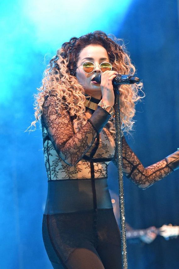 Ella-Eyre -V-Festival-Day-2